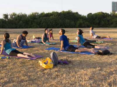 Particolare � anche la "Bhujangasana", la posizione del cobra, con cui ci si distende proni sulla pancia e si alza il busto facendo leva sulle mani: in parole povere ci si protrae verso l'alto proprio come fa il temibile serpente